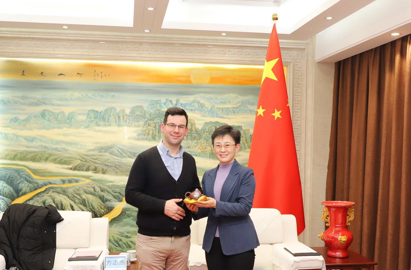 方志杰与江西合作伙伴交流 / Simon Appleton exchanging gifts with a partner in Jiangxi