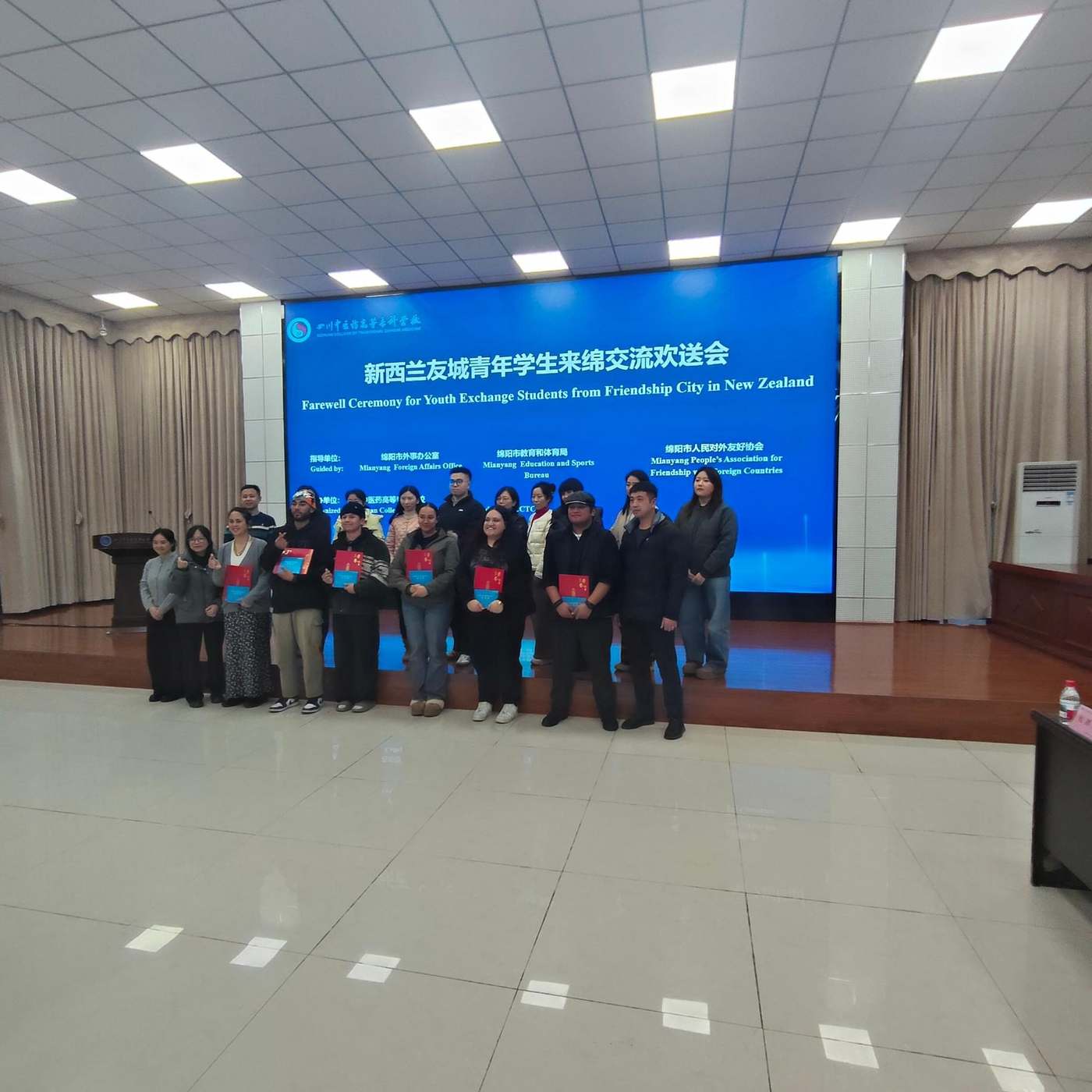 志愿者与合作学校老师合影 / Volunteers and host-school teachers at their leaving ceremony